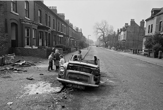 22 Astonishing Pictures That Document Slum Life in Manchester in the Late 1960s and Early 1970s_teo